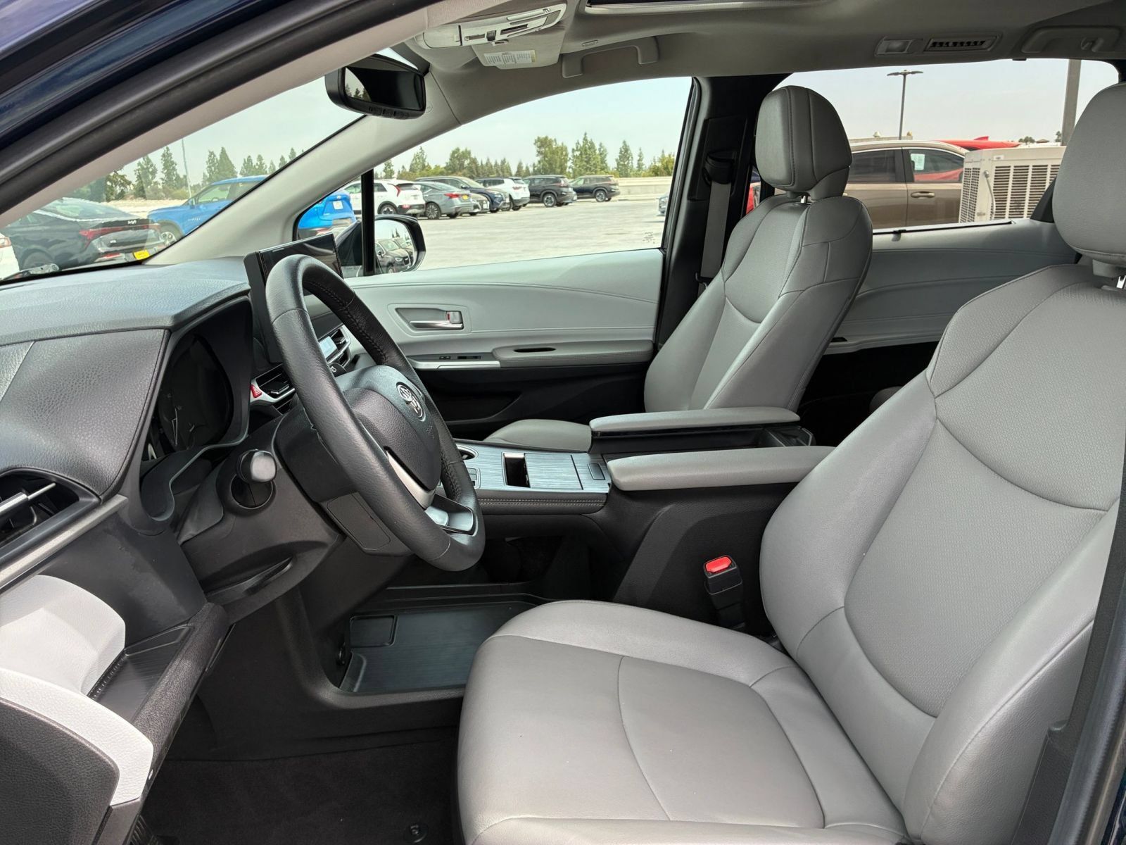 Used 2025 Toyota Sienna XLE FWD image 27