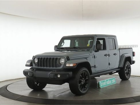 Used 2024 Jeep Gladiator Sport image 10