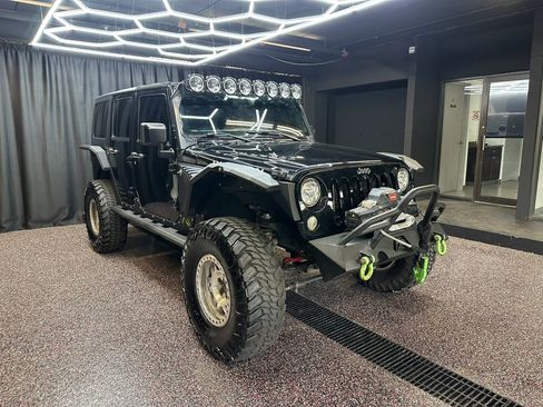 Used 2017 Jeep Wrangler Unlimited Rubicon AWD/4WD image 9
