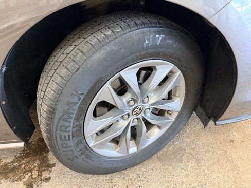 Used 2022 Toyota Sienna XLE AWD/4WD image 12