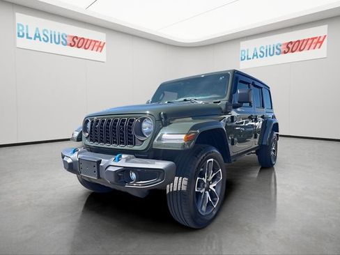 Used 2024 Jeep Wrangler Unlimited w/ Convenience Group AWD/4WD image 7