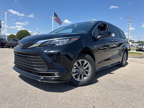 New 2026 Toyota Sienna XLE FWD image 1