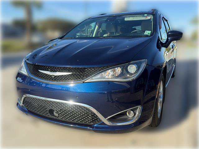 Used 2017 Chrysler Pacifica Touring-L Plus w/ Advanced Safetytec Group FWD image 2