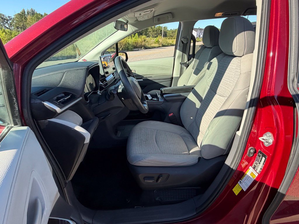 Used 2023 Toyota Sienna LE FWD image 30