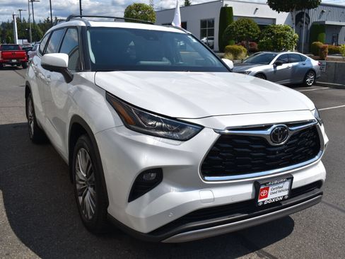 Used 2023 Toyota Highlander Platinum AWD/4WD image 3