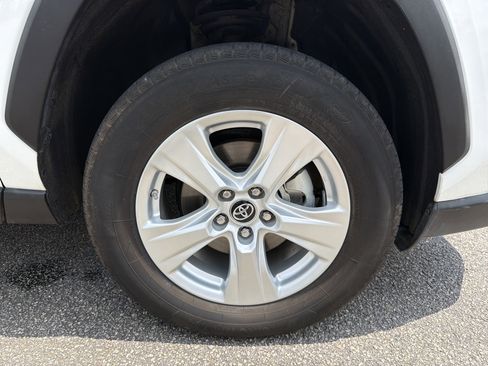 Used 2021 Toyota RAV4 LE AWD/4WD image 23