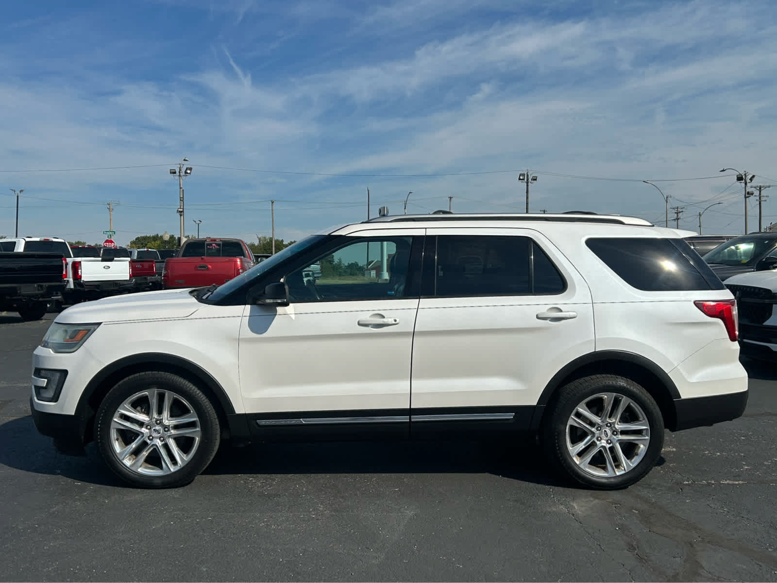 Used 2016 Ford Explorer XLT w/ Equipment Group 202A AWD/4WD image 1