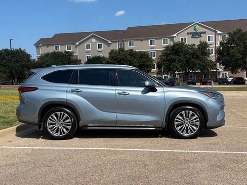 Used 2022 Toyota Highlander Platinum AWD/4WD image 5