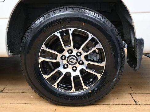 Used 2021 Nissan Titan SV w/ SV Convenience Package RWD image 12