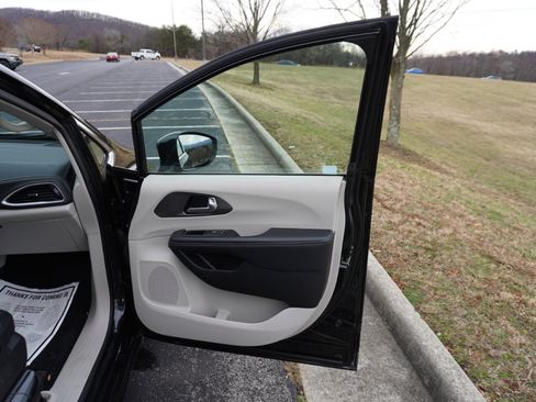 Used 2022 Chrysler Pacifica Touring-L image 16