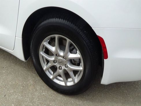 Certified 2025 Chrysler Pacifica Select FWD image 9