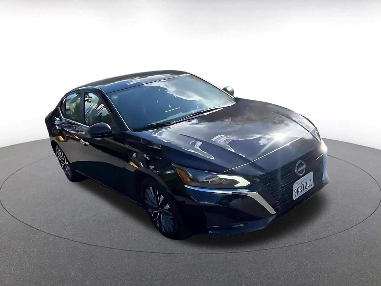 Used 2025 Nissan Altima 2.5 SV FWD image 3
