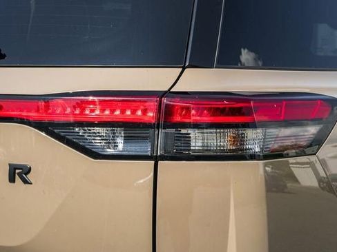 Used 2024 Nissan Pathfinder Platinum w/ Black Appearance Package image 11