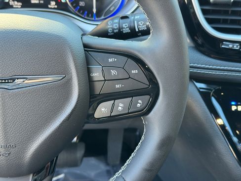 Used 2023 Chrysler Pacifica Touring-L w/ S Appearance Package image 30