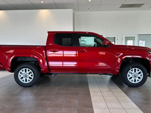 Used 2025 Toyota Tacoma SR5 AWD/4WD image 4