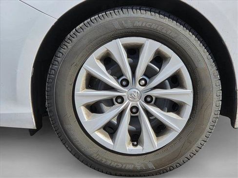 Used 2015 Toyota Camry LE image 14