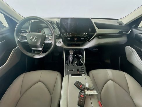 Used 2025 Toyota Highlander XLE image 10