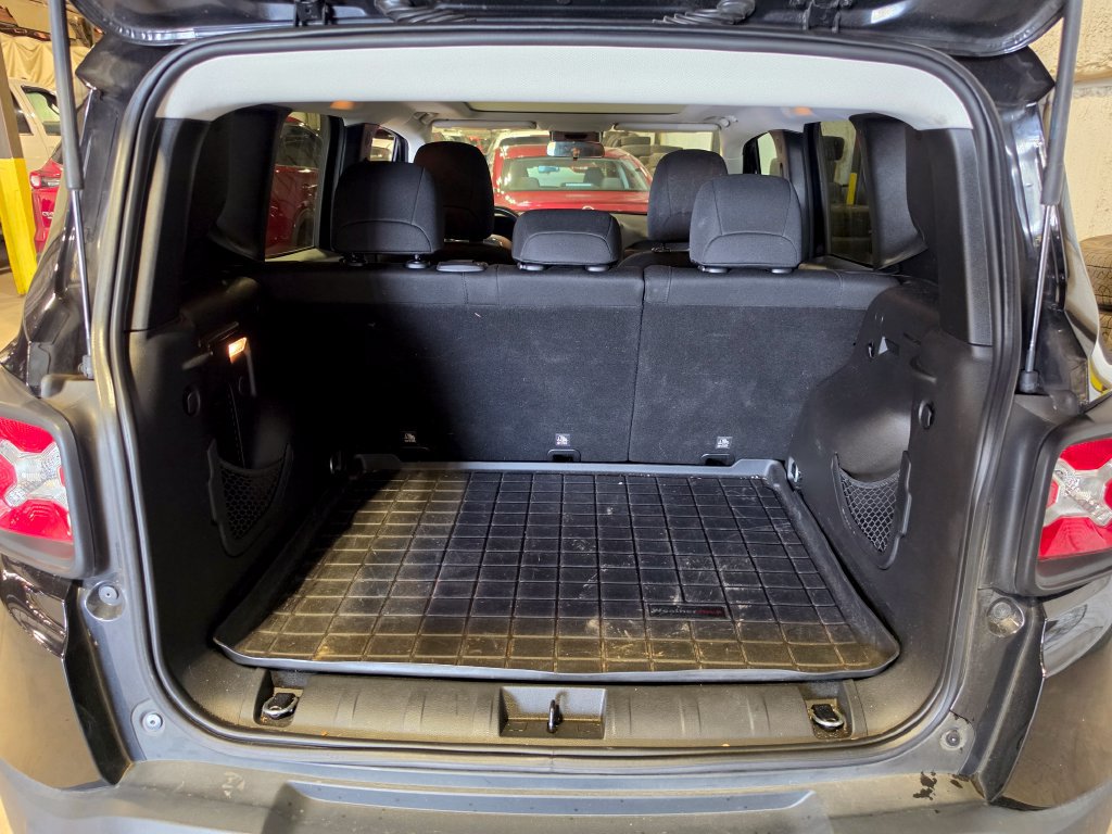 Used 2019 Jeep Renegade Latitude w/ UConnect 8.4 Nav Group AWD/4WD image 9