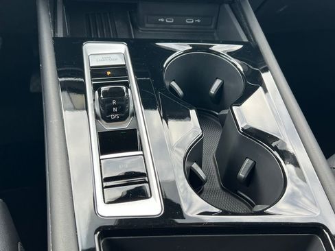 Used 2025 Volkswagen Atlas SE image 31