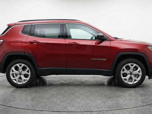 Used 2025 Jeep Compass Latitude AWD/4WD image 11