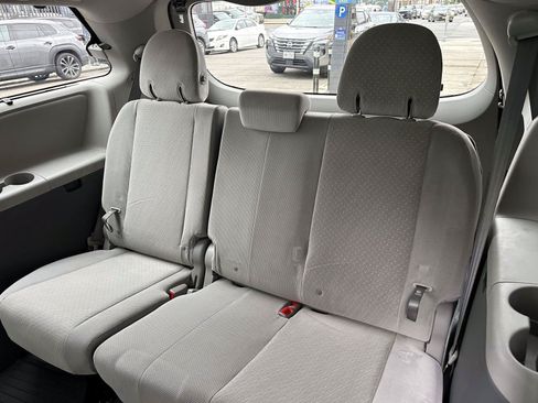 Used 2020 Toyota Sienna LE FWD image 13