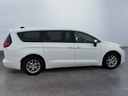 Used 2023 Chrysler Voyager LX image 6