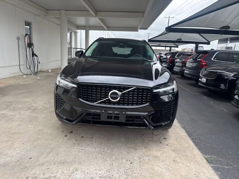 Used 2025 Volvo XC60 B5 Core AWD/4WD image 2