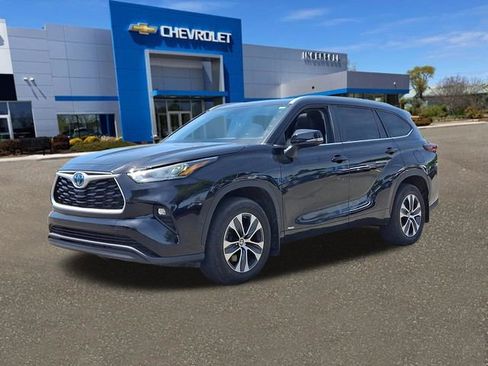 Used 2024 Toyota Highlander XLE AWD/4WD image 32