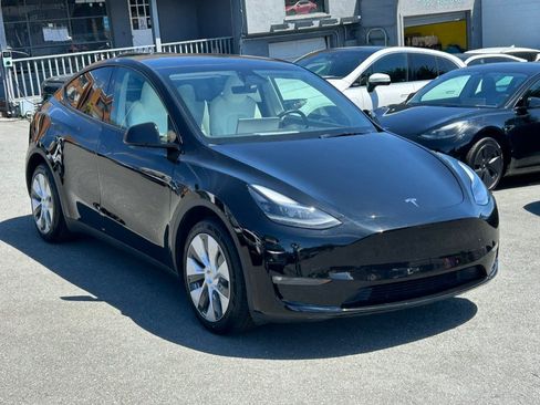Used 2024 Tesla Model Y Long Range AWD/4WD image 3