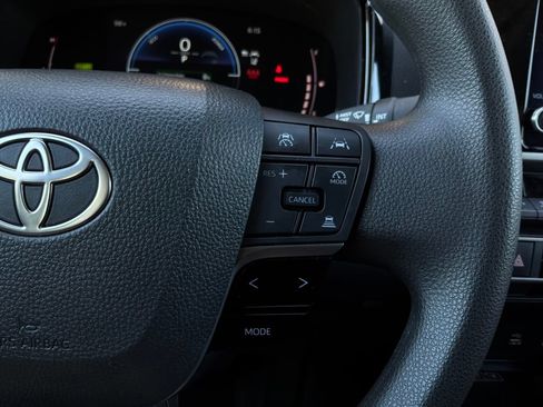 Used 2025 Toyota Camry LE FWD image 33