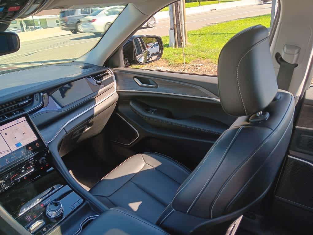 Used 2023 Jeep Grand Cherokee 4WD 4xe image 15