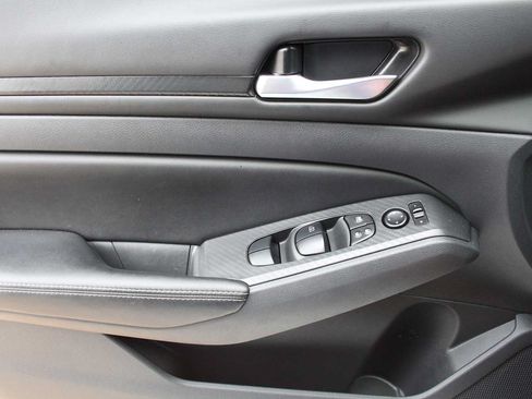 Used 2025 Nissan Altima 2.5 SV FWD image 30