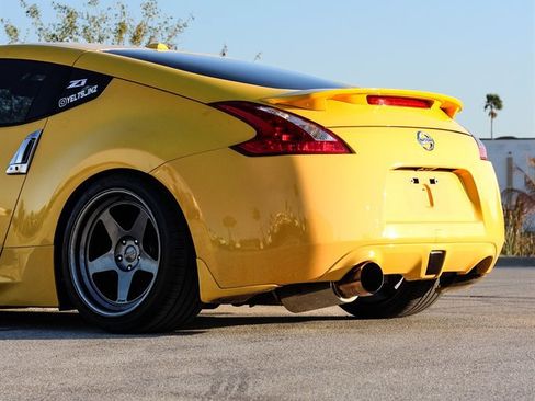 Used 2009 Nissan 370Z Touring w/ Sport Pkg image 3