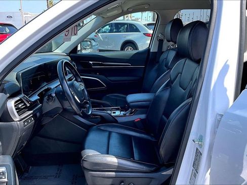 Used 2024 Kia Telluride S FWD image 16