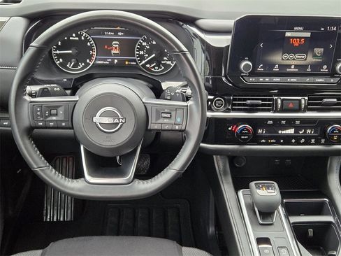 Used 2024 Nissan Pathfinder SV w/ SV Premium Package image 10