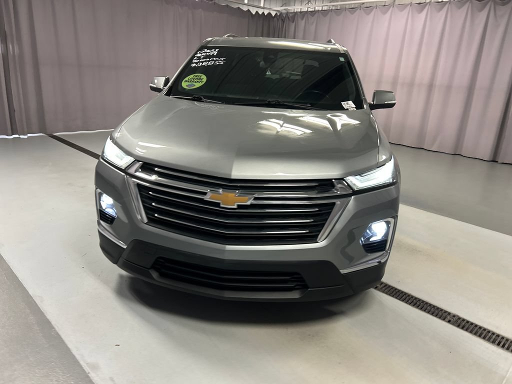 Used 2023 Chevrolet Traverse LT FWD image 2