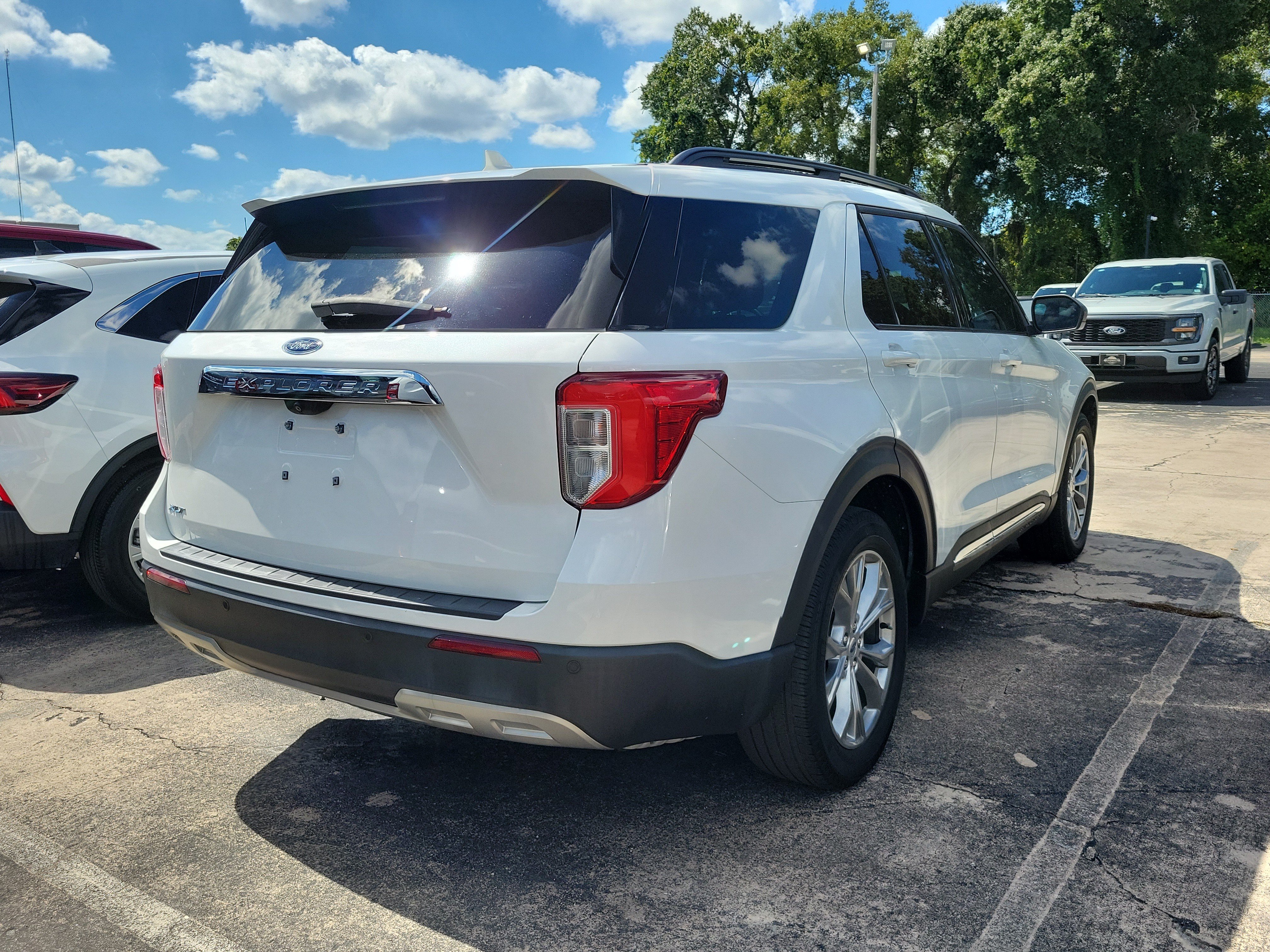 Used 2024 Ford Explorer XLT w/ Equipment Group 202A RWD image 5