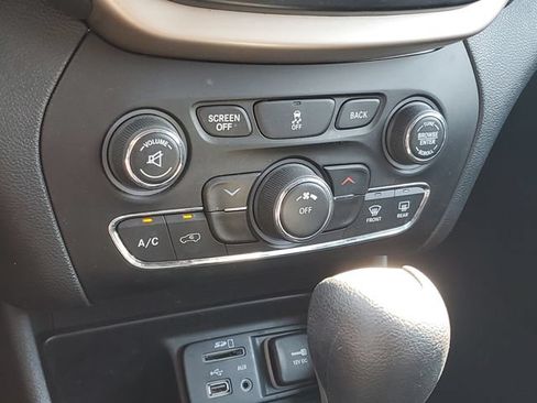Used 2016 Jeep Cherokee Latitude w/ Safety/Convenience Group FWD image 26