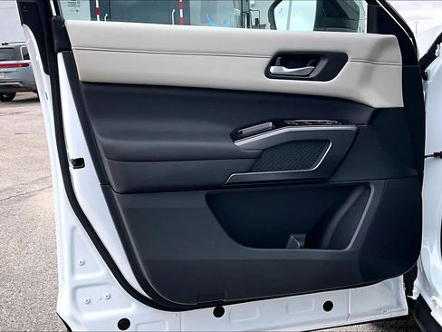 New 2026 Nissan Pathfinder SL image 13