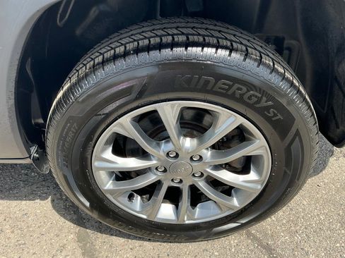 Used 2019 Jeep Cherokee Latitude Plus w/ Cold Weather Group AWD/4WD image 23