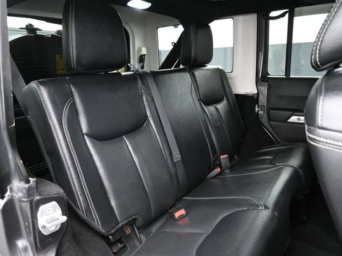 Used 2016 Jeep Wrangler Unlimited Rubicon w/ Connectivity Group AWD/4WD image 27