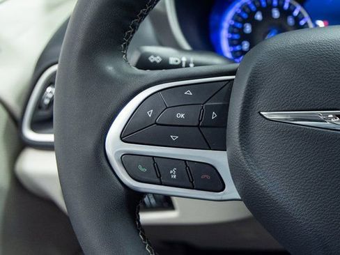 Used 2024 Chrysler Pacifica Touring-L image 14