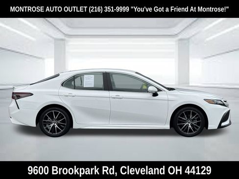 Used 2022 Toyota Camry SE w/ Convenience Package FWD image 3