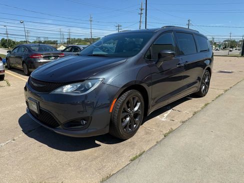 Used 2019 Chrysler Pacifica Touring-L Plus w/ Advanced Safetytec Group image 6