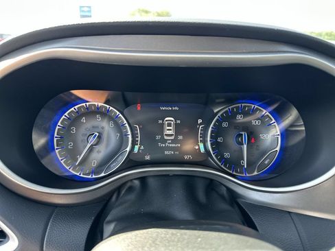 Used 2023 Chrysler Pacifica Touring-L FWD image 21