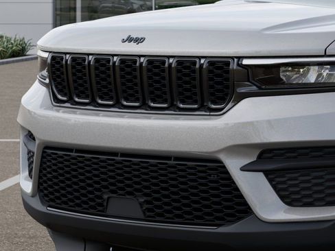 New 2025 Jeep Grand Cherokee Altitude AWD/4WD image 11