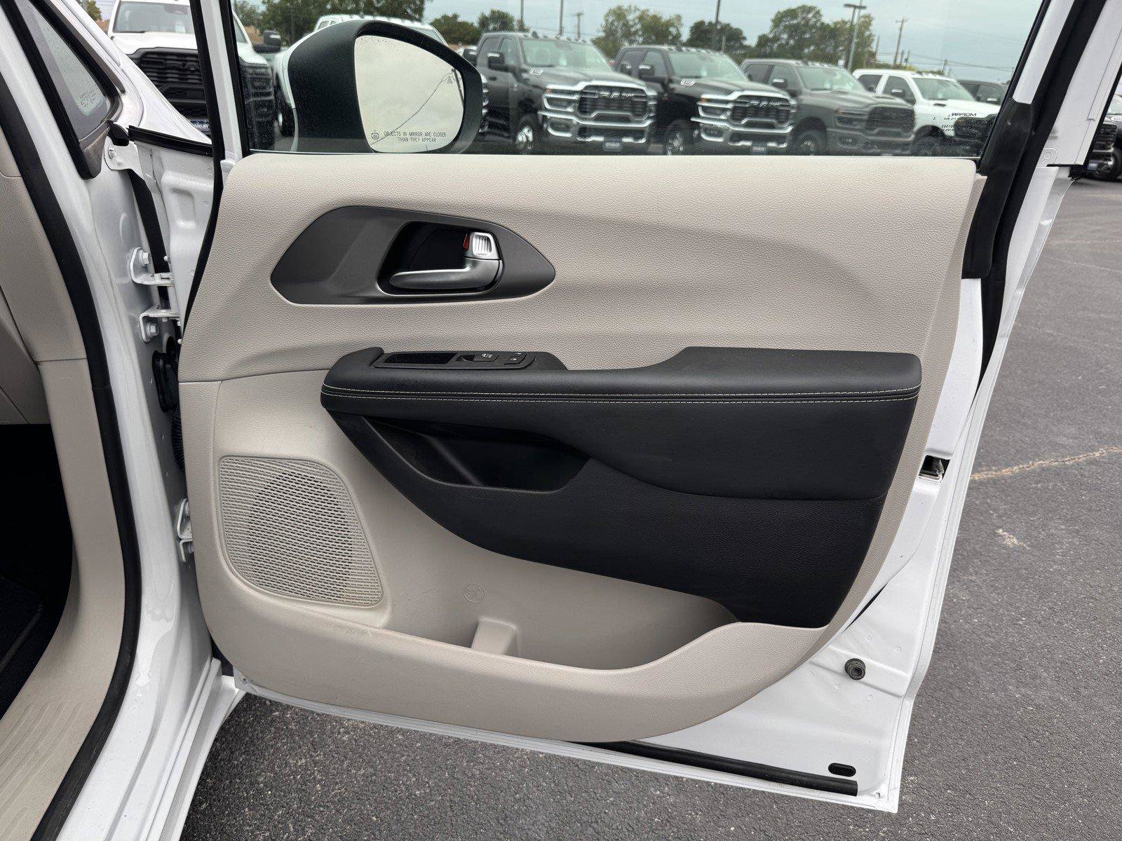 Used 2023 Chrysler Pacifica Touring-L FWD image 42