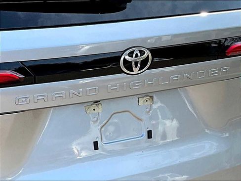 Used 2024 Toyota Grand Highlander XLE image 29