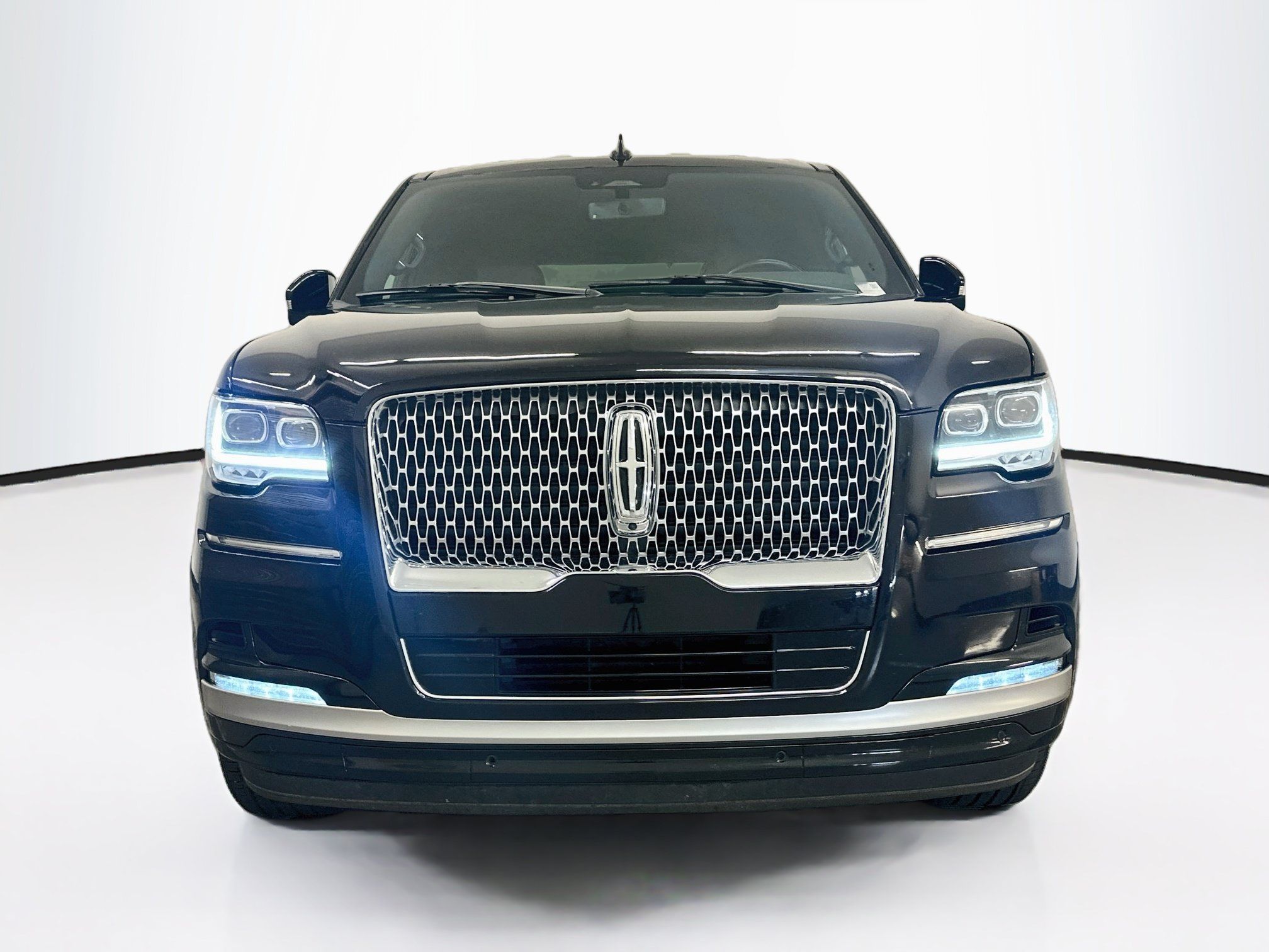 Used 2024 Lincoln Navigator Premiere AWD/4WD image 2