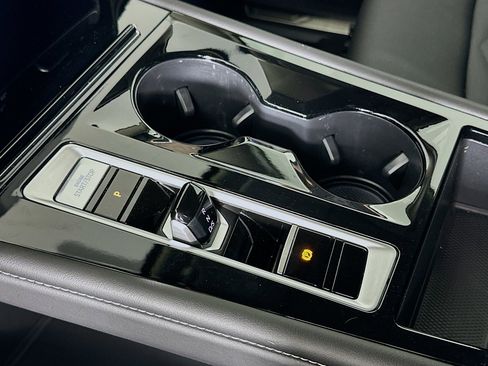 Used 2025 Volkswagen Atlas SE image 24